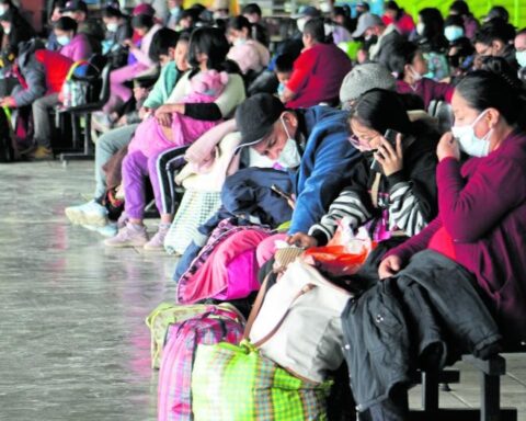 Passengers go through the cross on the Central Highway and tickets go up in the Huancayo terminal