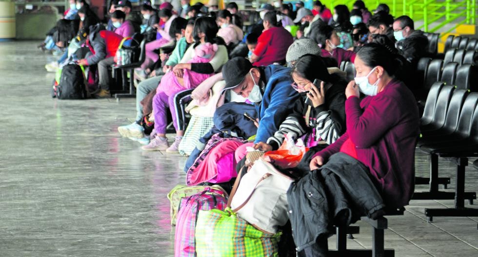 Passengers go through the cross on the Central Highway and tickets go up in the Huancayo terminal