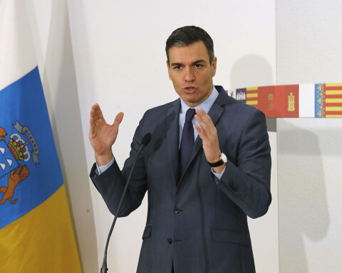 Pedro Sánchez promises a tax reduction and more defense spending without specifying