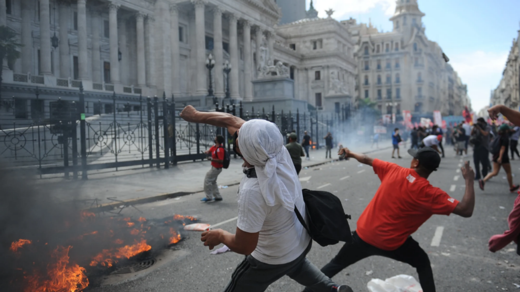 Protesters attacked Congress while the agreement with the IMF was voted