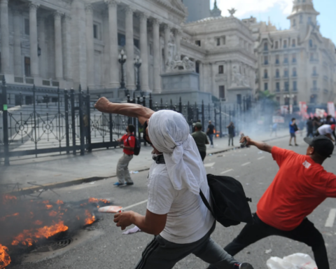 Protesters attacked Congress while the agreement with the IMF was voted