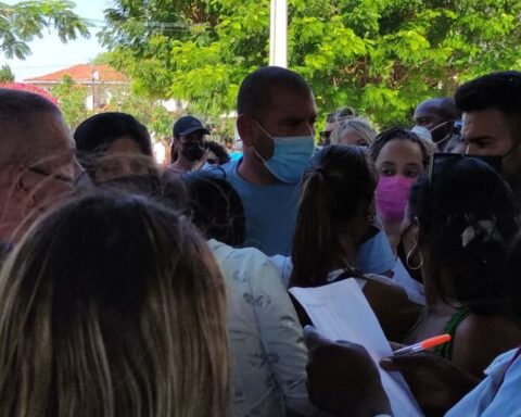 Protests continue around the Panamanian consulate in Havana