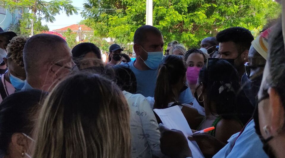 Protests continue around the Panamanian consulate in Havana