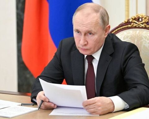 Putin bans transferring currency abroad