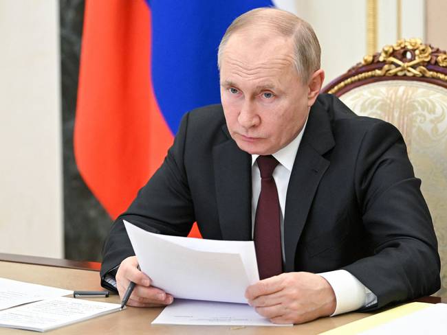 Putin bans transferring currency abroad