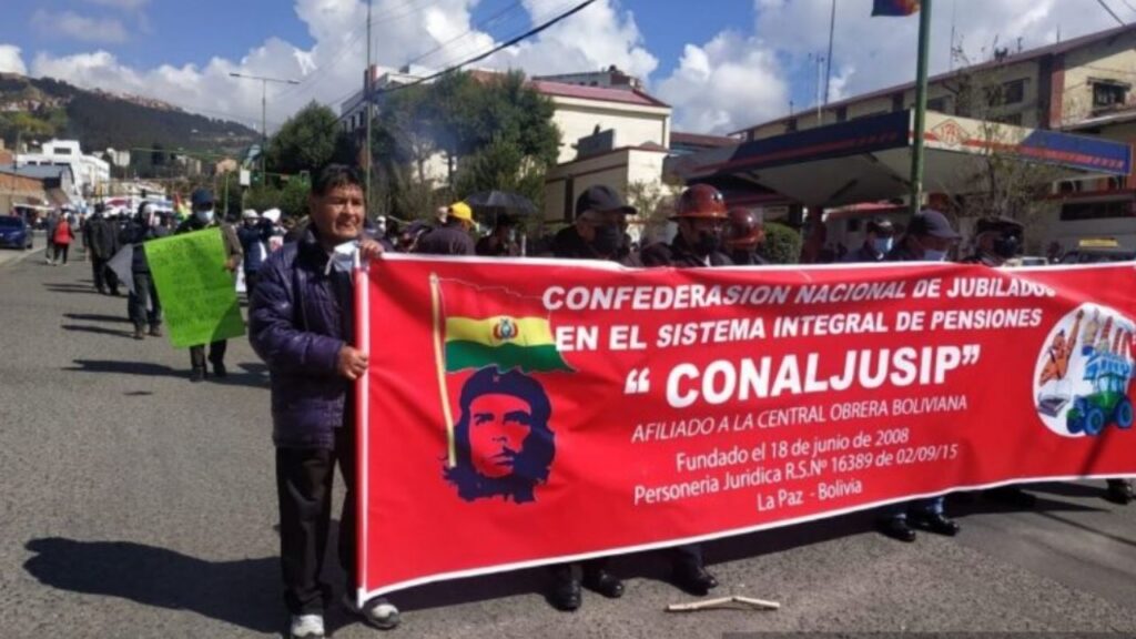 Retirees march in La Paz to demand an increase in pensions