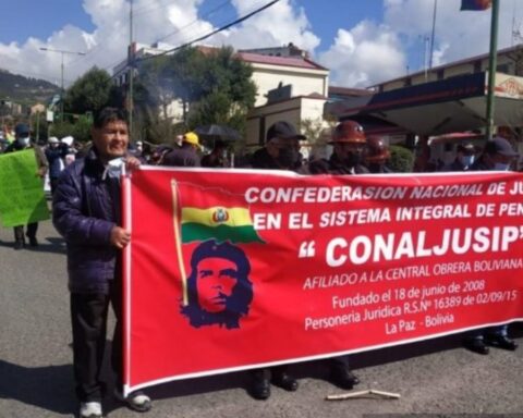 Retirees march in La Paz to demand an increase in pensions