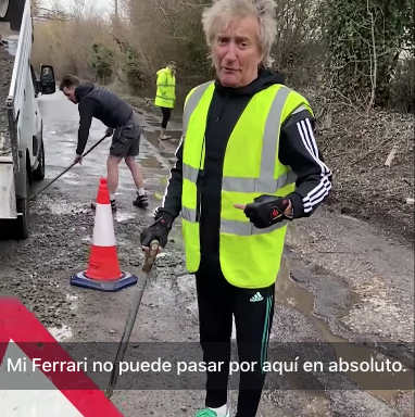 Rod Stewart covers potholes: "My Ferrari can't go through here"