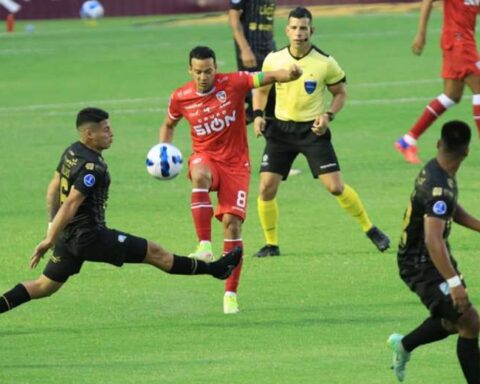 Royal Pari-Oriente Petrolero (0-1): Caire opens the scoring