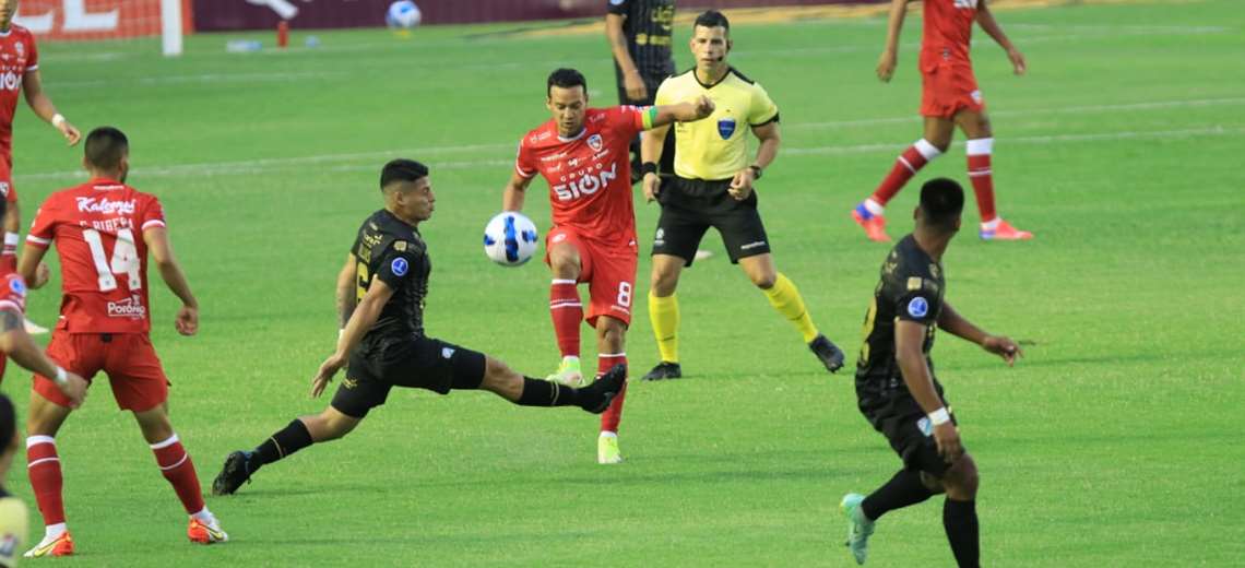 Royal Pari-Oriente Petrolero (0-1): Caire opens the scoring