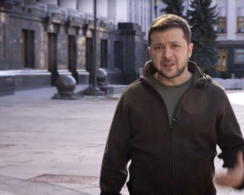 Russian invasion leaves "about 1,300" dead Ukrainian military: Zelensky