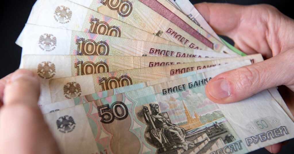 Russians concerned about their savings as the ruble falls sharply