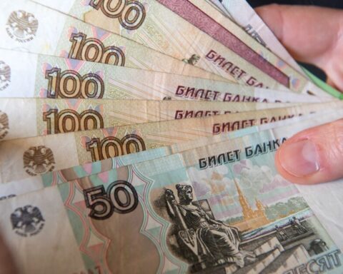 Russians concerned about their savings as the ruble falls sharply