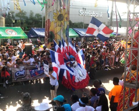 El panorama lleno de colorido provocó que decenas de municipes comenzarán a tomar posición en ambos lados de las avenidas para disfrutar del colorido de las 76 comparsas. Foto: Frankelvin Sánchez