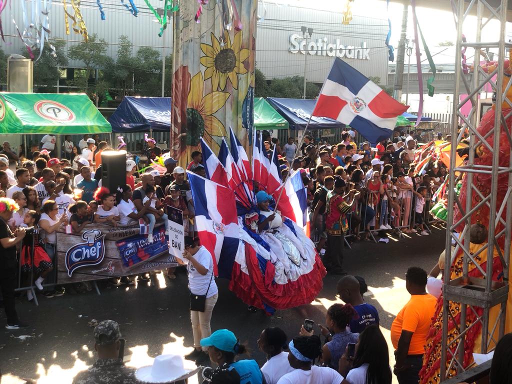 El panorama lleno de colorido provocó que decenas de municipes comenzarán a tomar posición en ambos lados de las avenidas para disfrutar del colorido de las 76 comparsas. Foto: Frankelvin Sánchez