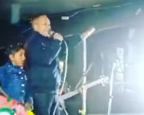 Singer Diosdado Gaitán Castro and a girl suffer a fall due to the collapse of the stage in Puno (VIDEO)