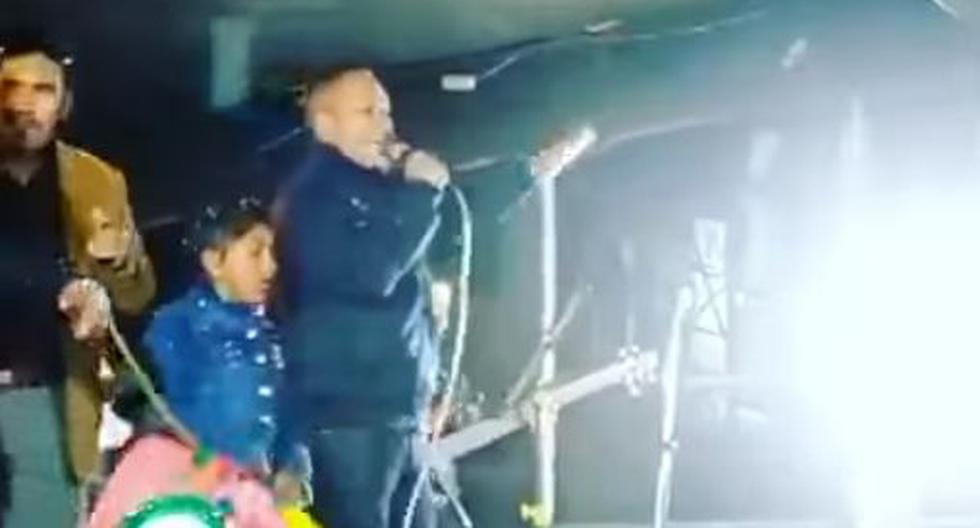 Singer Diosdado Gaitán Castro and a girl suffer a fall due to the collapse of the stage in Puno (VIDEO)