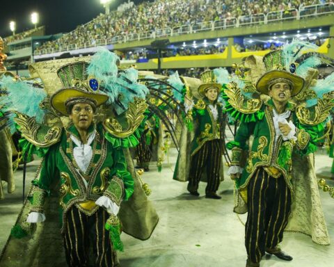 Six samba schools rehearse in Sapucaí this weekend