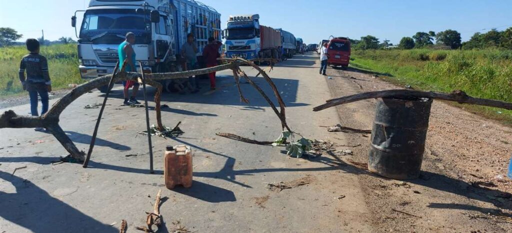 Sixth day of blockade in Guarayos: Desperation among transporters who run out of water and food