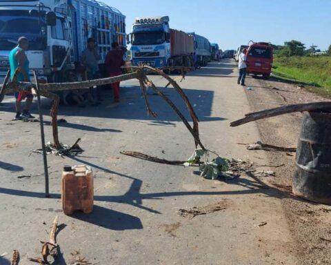 Sixth day of blockade in Guarayos: Desperation among transporters who run out of water and food