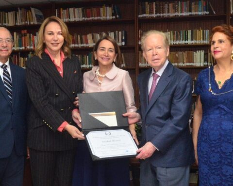 Soledad Álvarez recibe el Premio Nacional de Literatura