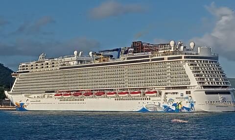 Stranded cruise ship ungrounded in Puerto Plata