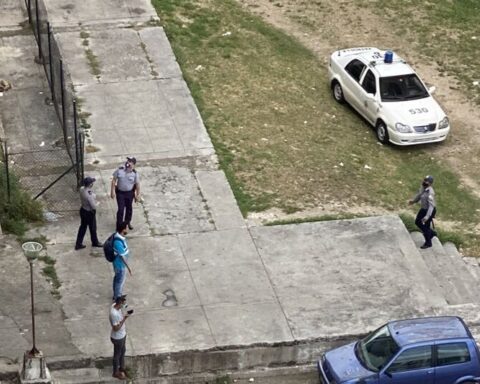 Strong police operation around the homes of several Cuban activists and reporters