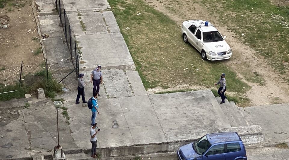 Strong police operation around the homes of several Cuban activists and reporters