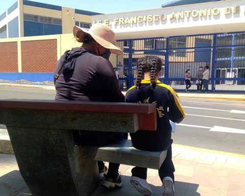 Tacna: Girl studies outside the FAZ school when not getting a vacancy