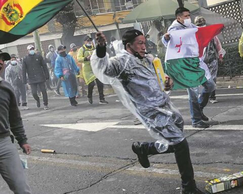 Teachers carry out a mobilized strike