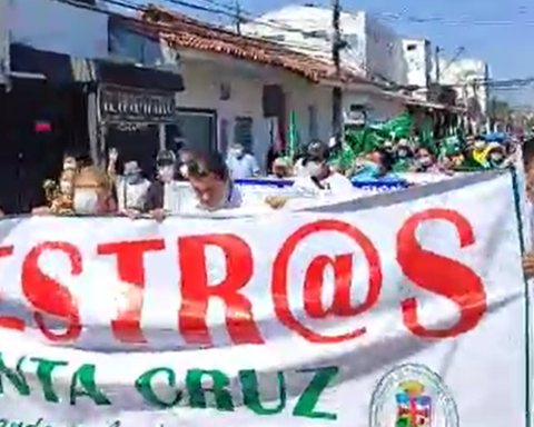 Teachers from Santa Cruz will travel to La Paz on Monday;  they prepare a national protest for leveling hours