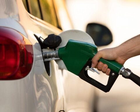 El Gobierno congela precio de todos los combustibles