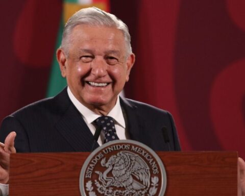 The INE asks AMLO to conduct himself "in accordance with the Constitution and the Law"