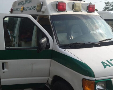 The Mexican Police intercepts a false ambulance with 15 Cubans on board