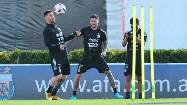 The National Team trains in Ezeiza and travels to Guayaquil to play against Ecuador