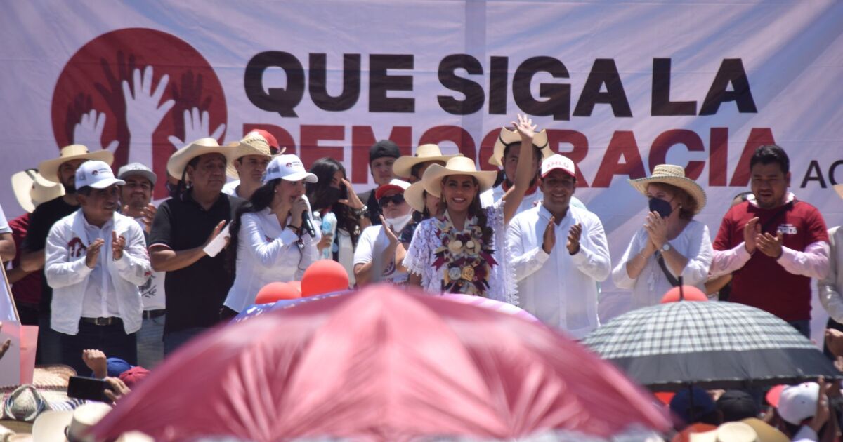 The Salgados march in Guerrero for the revocation of the mandate