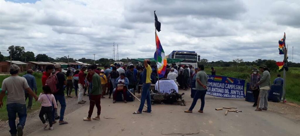 The Santa Cruz government denounces that the Government does not intervene in the blockade of Guarayos due to affinity with intercultural