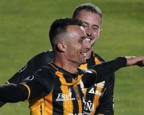 The Strongest thrashed Plaza Colonia (3-0) and advanced to the third phase of the Copa Libertadores