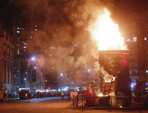 The Valencian Falla burned in the Mar del Plata night