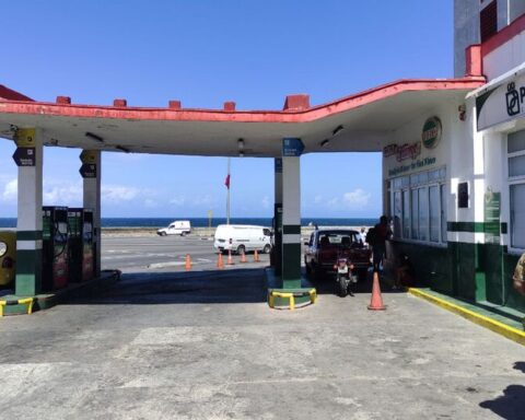 The fuel crisis reaches Havana with the closure of some service centers