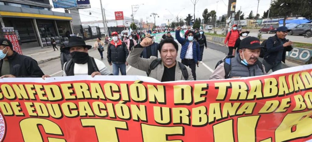 The mobilization of teachers begins, they stop for items and are concentrated in different cities of Bolivia