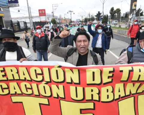 The mobilization of teachers begins, they stop for items and are concentrated in different cities of Bolivia