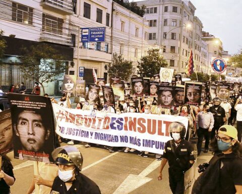 "The pardon is an insult!" They chanted in rejection of the release of Alberto Fujimori