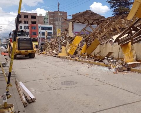 They demolish environments in ruins of a maternal and child hospital to install prefabricated environments