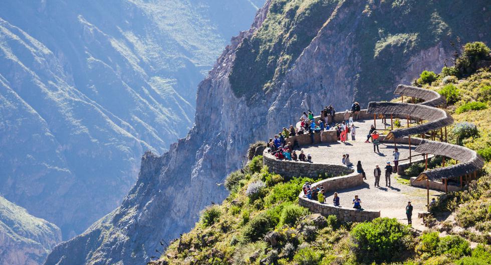 They enable access to the Cruz del Cóndor viewpoint in Arequipa after cleaning stones on the road