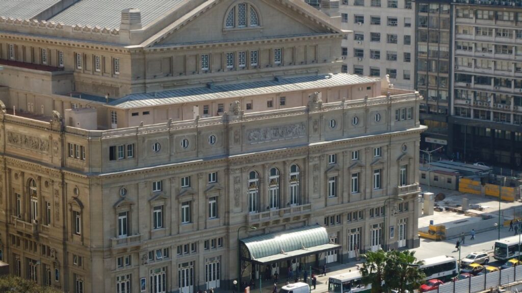 They evacuated the Teatro Colón due to a fire alarm