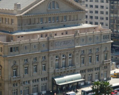 They evacuated the Teatro Colón due to a fire alarm