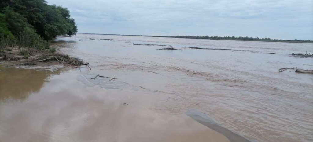 They rescue the body of a young man drowned in the Piraí River