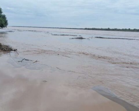 They rescue the body of a young man drowned in the Piraí River