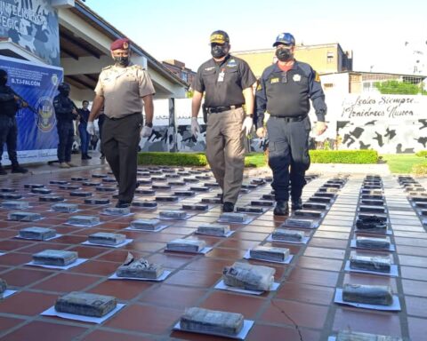 They seize more than 350 kilos of cocaine and war ammunition in Falcón